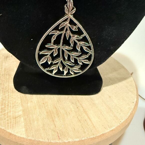 Elegant Silver Pendant Necklace - Picture 2 of 3